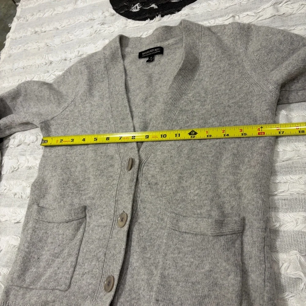 Banana Republic Cardigan Sz M Italian wool/cashmere blend Gray Casual Minimalist - Picture 8 of 10